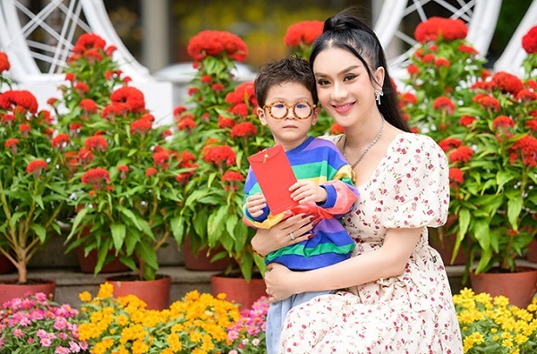 Ngoại hình con trai hơn 2 tuổi của Lâm Khánh Chi đúng chuẩn hot boy, sinh ra đã ngậm thìa vàng và ở vạch đích.