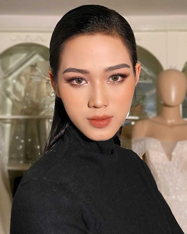 Hình ảnh make up đậm khiến nhan sắc của nàng hậu trở nên sắc sảo hơn. ảnh FBNV Hình ảnh make up đậm khiến nhan sắc của nàng hậu trở nên sắc sảo hơn. ảnh FBNV