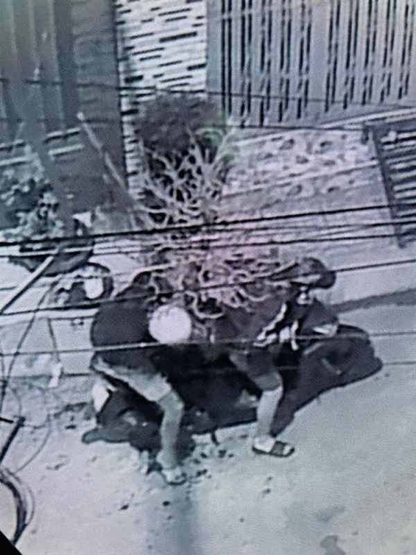 Dù có hình ảnh camera nhưng nữ ca sĩ vẫn không thể làm được gì