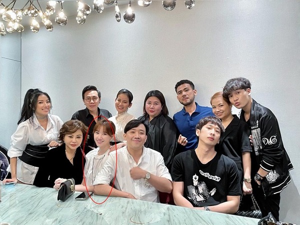 Trấn Thành khoe ảnh tụ họp cùng hội bạn mừng sinh nhật, Hari Won thành tâm điểm vì lộ bụng lùm lùm đáng nghi.