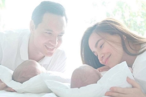 Nhân dịp cuối tuần, Kim Lý dành thời gian đọc truyện cho cặp sinh đôi Leon - Lisa, tạo cơ hội cho gia đình nhỏ quây quần bên nhau. Khoảnh khắc ông xã Hồ Ngọc Hà kể chuyện bằng tiếng Anh cho 2 nhóc tì khiến người hâm mộ thích thú. 