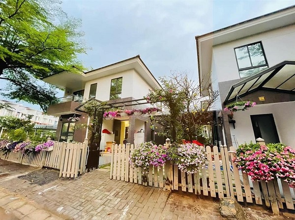 Biệt thự đẹp như mơ ngày Tết của Nhật Kim Anh khiến cộng đồng mạng xuýt xoa vì quá đẹp và ngập tràn hoa. 