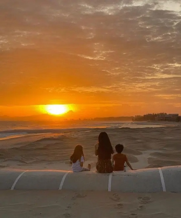 Hà Tăng khoe ảnh đón hoàng hôn với con nhỏ, netizen giật mình vì quay qua quay lại 2 nhóc tỳ đã lớn tới mức này.​