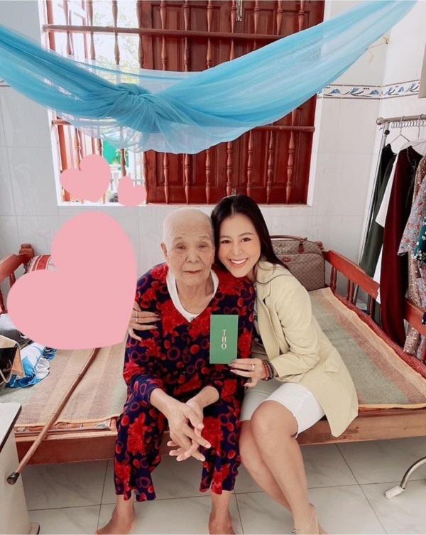 Cô còn có thời gian ở bên bà (ảnh FBNV) Cô còn có thời gian ở bên bà (ảnh FBNV)