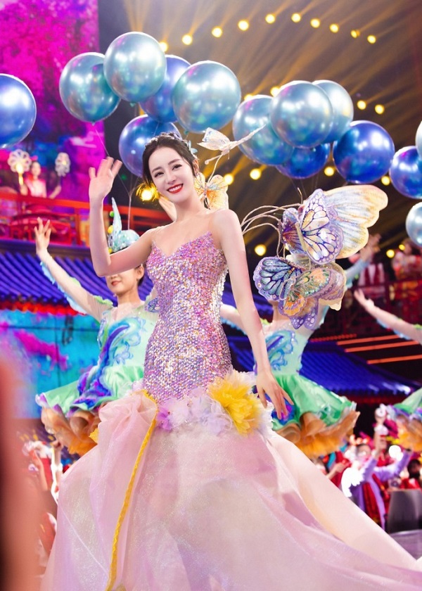 Địch Lệ Nhiệt Ba khai xuân bằng bộ ảnh hóa 'tiên nữ bươm bướm' đẹp hút hồn