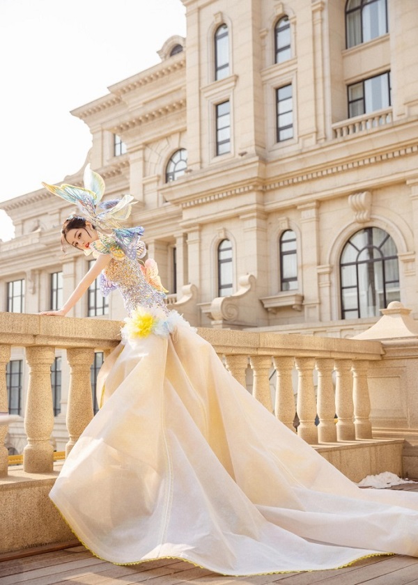 Địch Lệ Nhiệt Ba khai xuân bằng bộ ảnh hóa 'tiên nữ bươm bướm' đẹp hút hồn - Ảnh 1