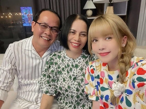 Không còn yêu Sơn Tùng, Thiều Bảo Trâm vẫn bị bắt gặp dùng đồ giống bạn trai cũ - Ảnh 1 Không còn yêu Sơn Tùng, Thiều Bảo Trâm vẫn bị bắt gặp dùng đồ giống bạn trai cũ - Ảnh 1