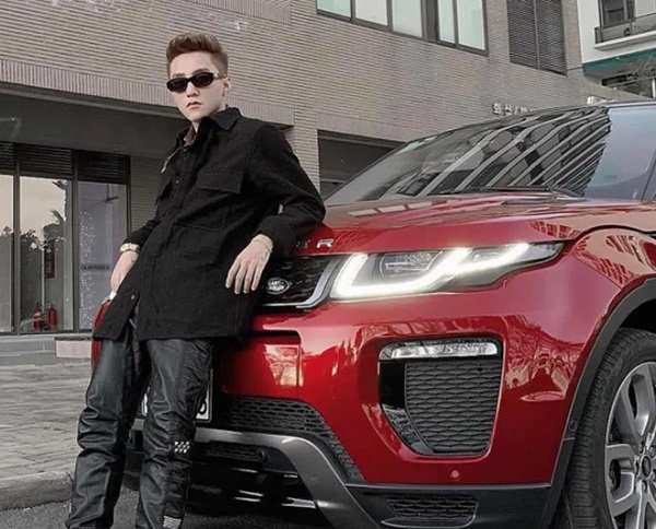 Chiếc xe khá giống của Sơn Tùng tuy nhiên 2 xe khác thương hiệu Chiếc xe khá giống của Sơn Tùng tuy nhiên 2 xe khác thương hiệu