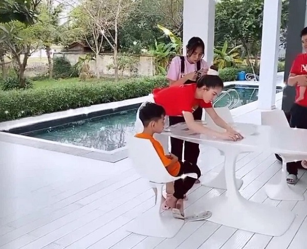'Ngổ ngáo' trên MXH đến đâu trước bố mẹ Ngọc Trinh vẫn là cô con gái ngoan hiền, thục nữ - Ảnh 1 'Ngổ ngáo' trên MXH đến đâu trước bố mẹ Ngọc Trinh vẫn là cô con gái ngoan hiền, thục nữ - Ảnh 1
