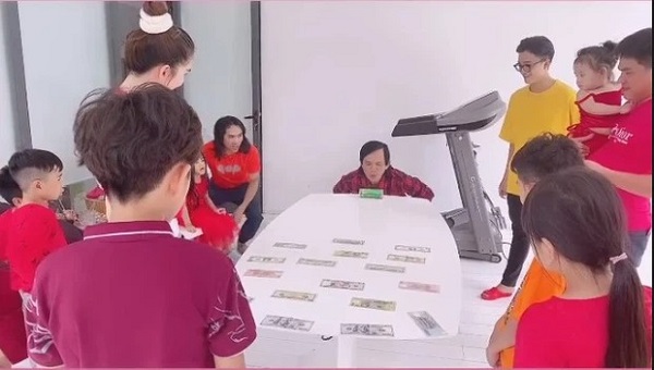 Cả nhà cùng chơi trò chơi ngày Tết Cả nhà cùng chơi trò chơi ngày Tết