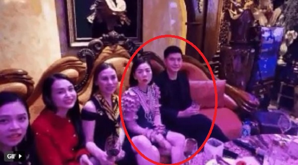 Cả hai một bước không rời (ảnh cắt từ clip) Cả hai một bước không rời (ảnh cắt từ clip)