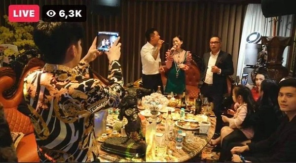Ra Hà Nội ăn Tết, Lâm Bảo Châu và Lệ Quyên e ấp, quấn quýt nhau không rời giữa chốn đông người - Ảnh 1 Ra Hà Nội ăn Tết, Lâm Bảo Châu và Lệ Quyên e ấp, quấn quýt nhau không rời giữa chốn đông người - Ảnh 1