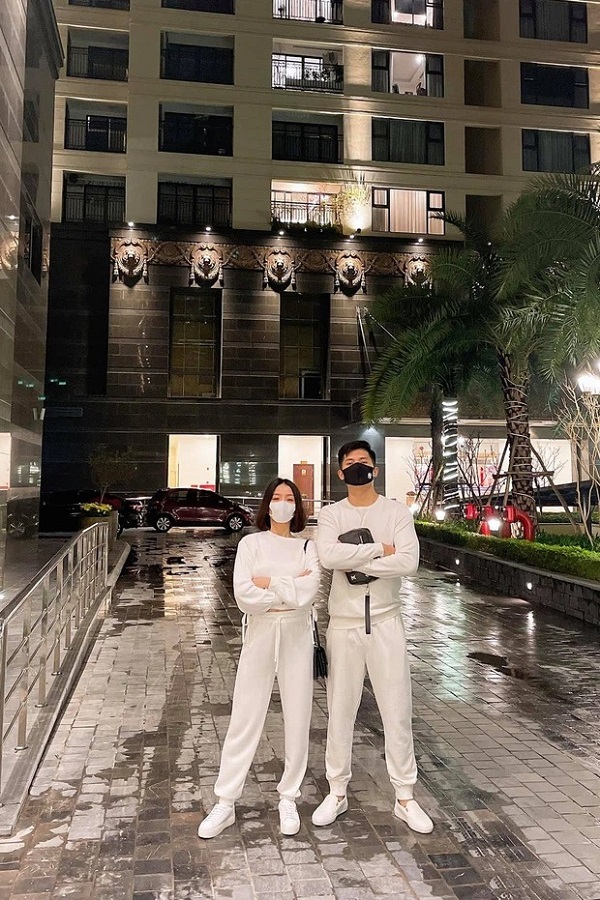 Cặp đôi diện đồ giống nhau 'đánh dấu chủ quyền' (ảnh FBNV) Cặp đôi diện đồ giống nhau 'đánh dấu chủ quyền' (ảnh FBNV)
