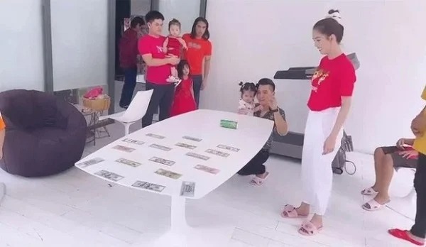 'Ngổ ngáo' trên MXH đến đâu trước bố mẹ Ngọc Trinh vẫn là cô con gái ngoan hiền, thục nữ