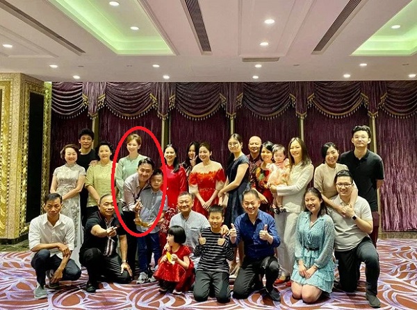 Trấn Thành bất ngờ 'bơ đẹp' Hari Won trong bức ảnh năm mới (ảnh FBNV) Trấn Thành bất ngờ 'bơ đẹp' Hari Won trong bức ảnh năm mới (ảnh FBNV)