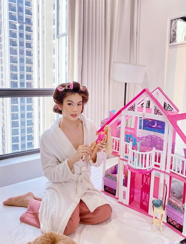 Đào Bá Lộc cuốn lô điệu đà, chơi búp bê ngày Tết. Khoảnh khắc cực nữ tính của 'yểu điệu thục nam' thu hút nhiều sự chú ý. Đào Bá Lộc cuốn lô điệu đà, chơi búp bê ngày Tết. Khoảnh khắc cực nữ tính của 'yểu điệu thục nam' thu hút nhiều sự chú ý.