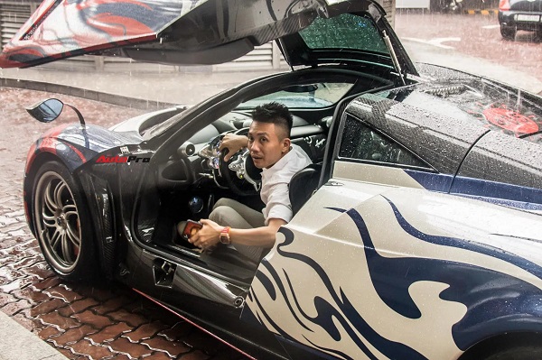 Chúc Tết đầu năm, Minh Nhựa tranh thủ khoe mình 'không chỉ có một chiếc Pagani Huayra', mà có tới 2 chiếc. Đáng tiếc, giá trị của những chiếc xe không được công bố.