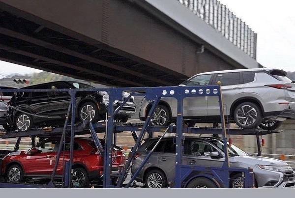 Mitsubishi Outlander 2022 lộ diện 'trần trụi' trên đường về đại lý: Long lanh như bản vẽ, sẵn sàng ra mắt cạnh tranh Honda CR-V.