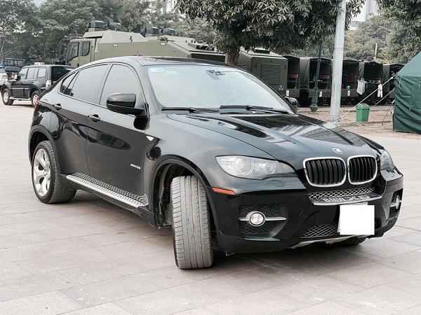Khoe tên 'vợ bé' nằm trong sách đỏ, chủ xe vẫn hạ giá BMW X6 rẻ ngang Kia Seltos 2021. Chiếc BMW X6 thuộc model 2008, đăng ký lần đầu năm 2009 được rao bán giá 699 triệu đồng.