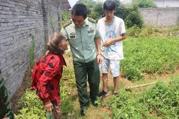 Ảnh cưới đặc biệt của chú rể 24 tuổi và cô dâu 85 tuổi khiến người xem rơi nước mắt - Ảnh 3 Ảnh cưới đặc biệt của chú rể 24 tuổi và cô dâu 85 tuổi khiến người xem rơi nước mắt - Ảnh 3