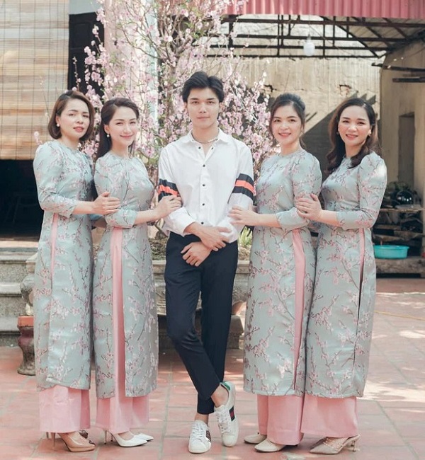Bức ảnh khiến Hòa Minzy phải vào giải thích về nhan sắc em trai Bức ảnh khiến Hòa Minzy phải vào giải thích về nhan sắc em trai