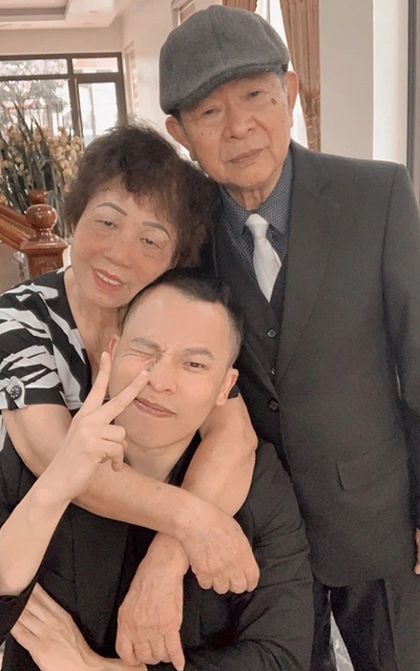 Vũ Khắc Tiệp hé lộ cơ ngơi xây cho bố mẹ ở quê nhà: Nhà 4 tầng hoành tráng, khác xa mái ngói đơn sơ ngày xưa.