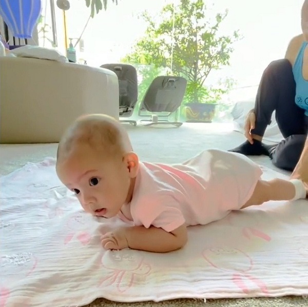 Con gái Hà Hồ nở nụ cười khiến dân mạng không thể ngồi yên, chưa bao giờ tiểu công chúa lại giống mẹ như thế.