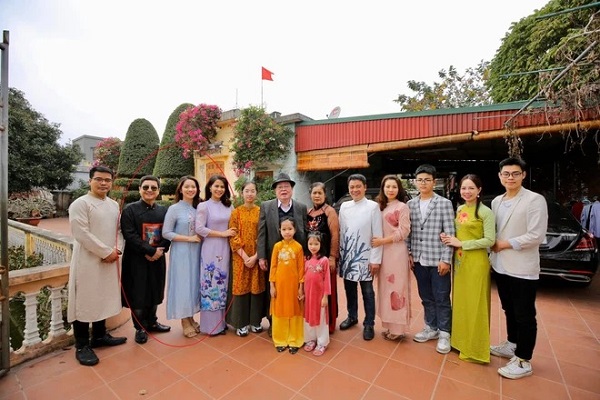 Chí Trung về quê gặp gỡ gia đình bạn gái kém 17 tuổi, cả nhà quây quần vui vẻ.​