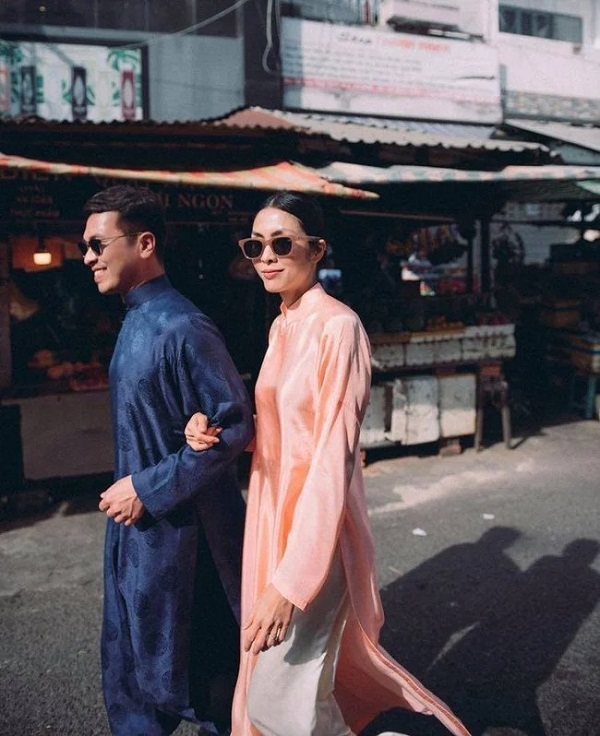 Bắt gặp Tăng Thanh Hà vô tư tay trong tay với người đàn ông lạ ngoài phố dù đang là dâu nhà tỷ phú. Hà Tăng hào hứng: 'Một buổi sáng còn năm con Tý, Huệ tung tăng với bạn thân của Huệ. Gặp mấy cô ngoài chợ ai cũng cười thật tươi. Hôm nay là hết Tết rồi, chúc cả nhà đi làm lại thật vui và một năm thật bình ăn nhé!'. Hóa ra đó là người bạn thân của nàng 'ngọc nữ'.