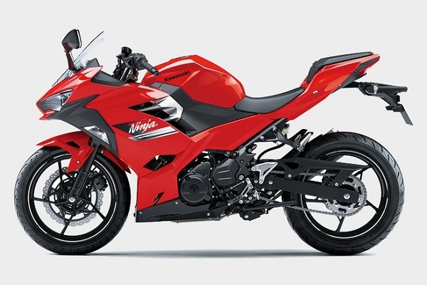 Kawasaki Ninja ZX-25R đời 2021 được ra mắt. Phiên bản mới của Ninja ZX-25R chỉ được thay đổi về màu sơn. Xe có giá bán khởi điểm 6.969 USD.