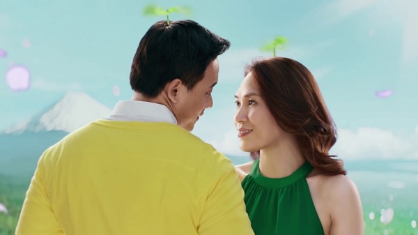 Từ khi đóng quảng cáo cả hai đã trao nhau ánh mắt tình tứ