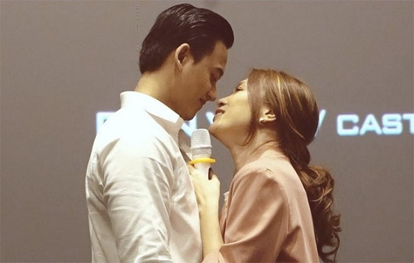 Hay thoải mái tình tứ trước mặt khán giả