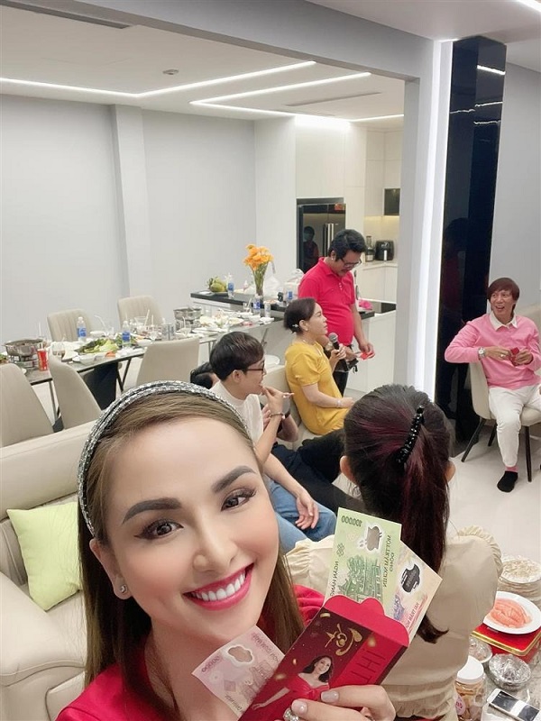 Hoa hậu Diễm Hương khoe cơ ngơi 'khủng' của danh hài Việt Hương. Theo tiết lộ của Hoa hậu Thế giới người Việt 2010, chốn lui về đàn chị vừa tậu là 2 căn nhà 5 tầng liền kề nhau.