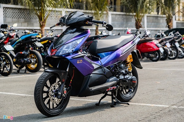 Ngắm Honda Air Blade với màu sơn độc đáo tại TP.HCM. Theo ước tính, chi phí mà chủ xe bỏ ra cho bản độ Air Blade này là khoảng 100 triệu đồng.