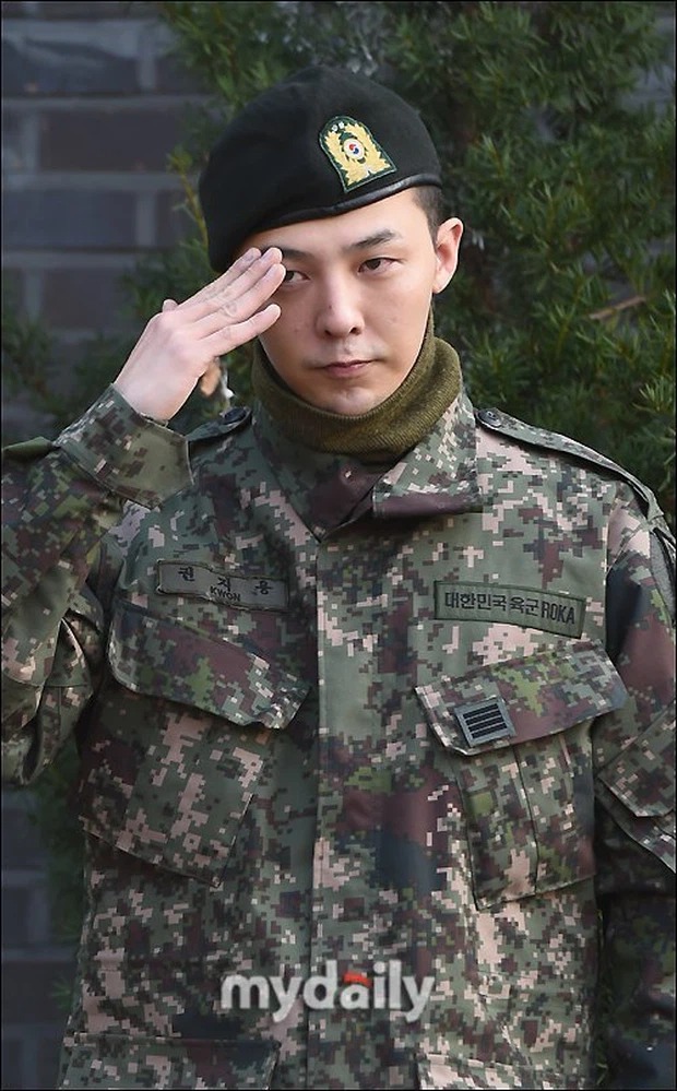 Bạn nhập ngũ cùng G-Dragon không cần bỏ tiền, xài đồ 'thả ga' vì nam ca sĩ để thẻ đen sẵn ở quầy hàng tiện lợi. Nhờ sở hữu tài sản khổng lồ nên G-Dragon (BIGBANG) cũng nổi tiếng là người hào phóng với bạn bè, đồng đội.