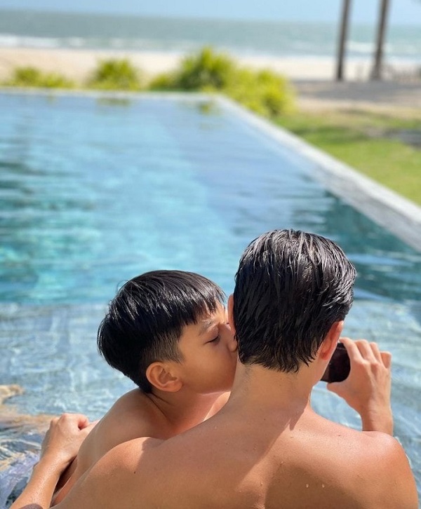 Subeo có mối quan hệ vô cùng thân thiết với cha dượng (ảnh FBNV)