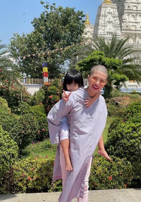 Hoa hậu Oanh Yến xuất hiên với mái đầu không tóc (ảnh FBNV)