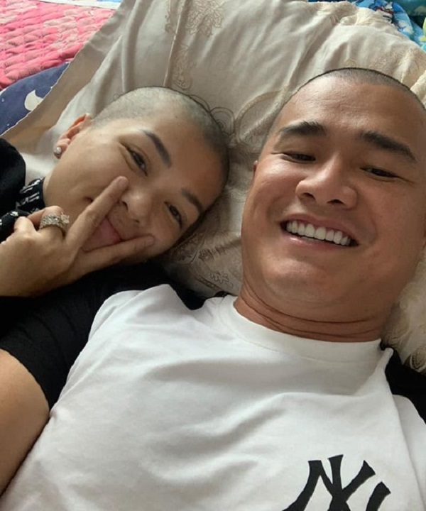 Ông xã cũng quyết định xuống tóc cùng bà xã (ảnh FBNV)