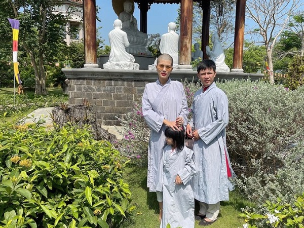 Cô còn mặc trang phục phật tử (ảnh FBNV)