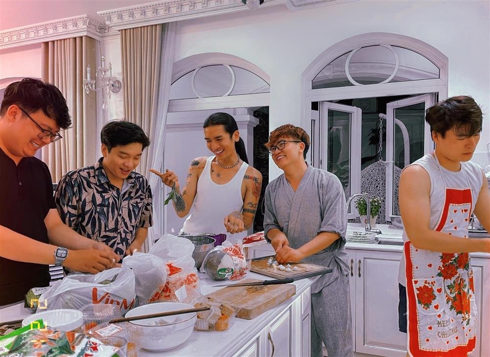 BB Trần lộ mặt 'giả trân' khi tới nhà Đại Nghĩa ăn tiệc đầu năm.