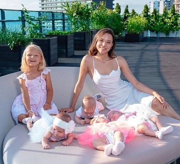 Dù sinh nhiều con nhưng vóc dáng của bà mẹ trẻ vẫn rất đáng ngưỡng mộ