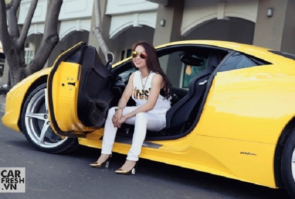 Vợ cả Minh Nhựa có cuộc sống sang xịn, sành chơi không kém chồng cũ. Nữ đại gia cũng là một tay chơi siêu xe khét tiếng Sài thành và là bà chủ của một quán cà phê hội tụ dân mê tốc độ.