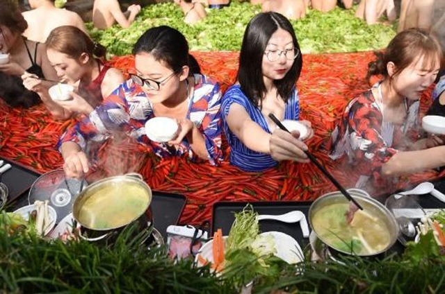 Còn đây là món lẩu với nước đều là thật Còn đây là món lẩu với nước đều là thật