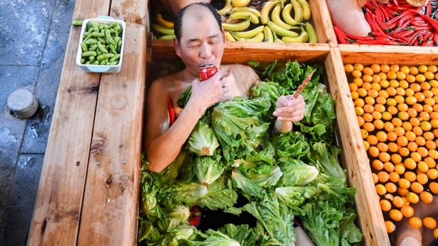Thực khách có thể thoải mái vừa tắm vừa ăn trong ô của mình Thực khách có thể thoải mái vừa tắm vừa ăn trong ô của mình