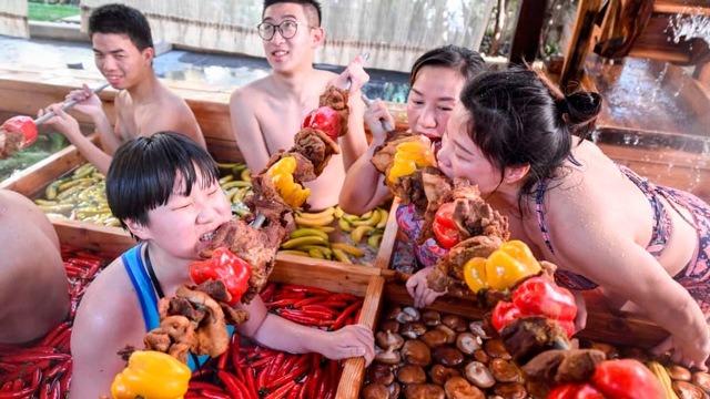 Món lẩu vừa ăn vừa tắm kỳ lạ ở Trung Quốc Món lẩu vừa ăn vừa tắm kỳ lạ ở Trung Quốc