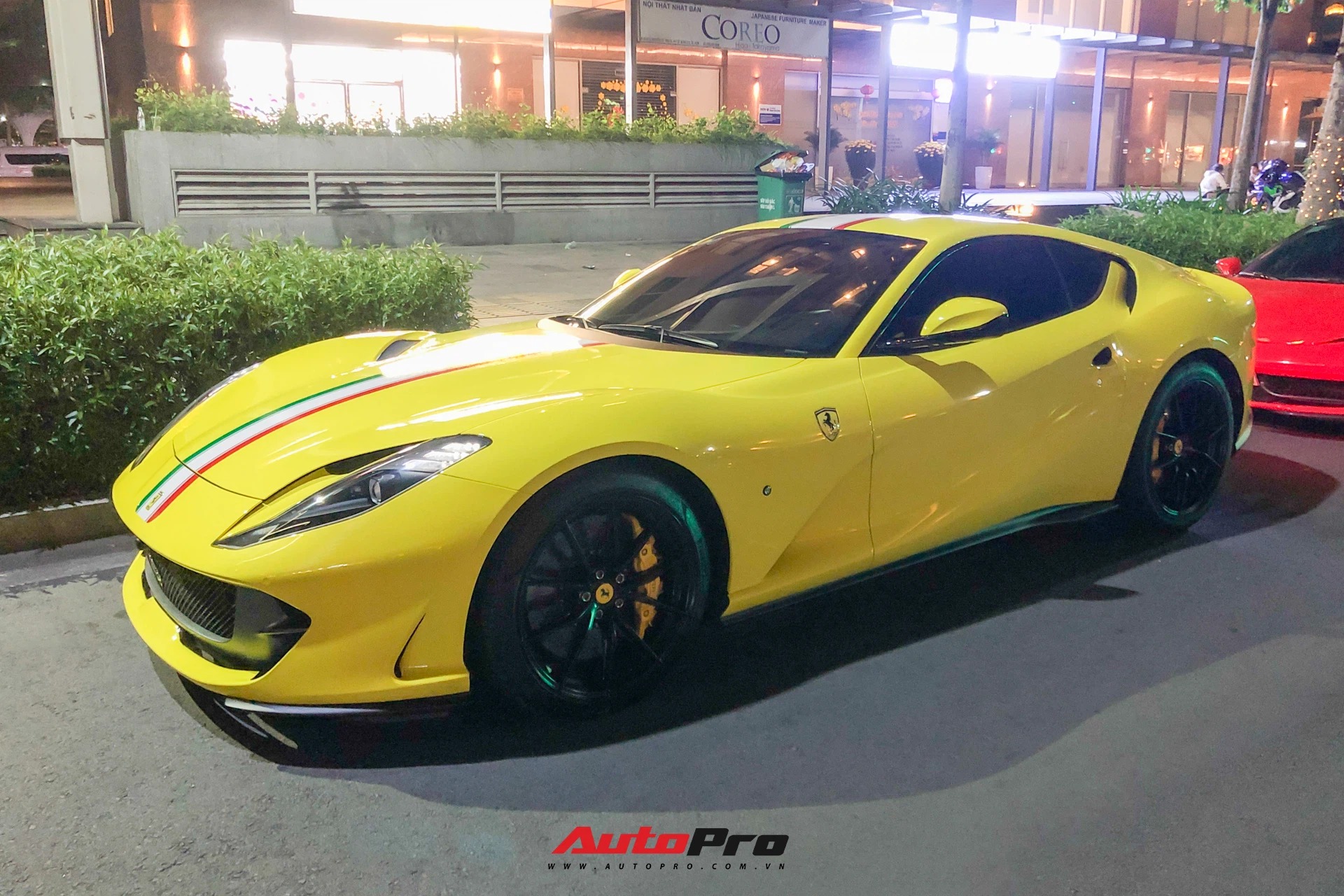 Ferrari 812 Superfast từng của đại gia Hải Phòng 'thay áo' mới, một chi tiết tạo điểm nhấn chính là màu sơn xe.
