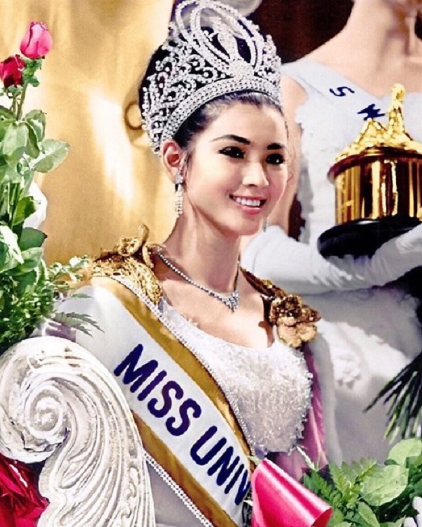 Nhan sắc 18 tuổi, thời điểm bà đăng quang ngôi vị Hoa hậu (ảnh internet) Nhan sắc 18 tuổi, thời điểm bà đăng quang ngôi vị Hoa hậu (ảnh internet)