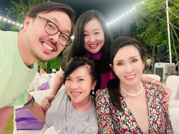 Hình ảnh đời thường đầy rạng rỡ của bà (ảnh FBNV) Hình ảnh đời thường đầy rạng rỡ của bà (ảnh FBNV)