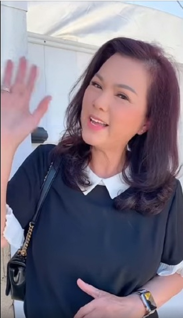 Cách đây ít giờ, ca sĩ Trizzie Phương Trinh đăng tải clip ngắn ghi lại khoảnh khắc vui vẻ bên ca sĩ Phương Loan. Đây là lần hiếm hoi ca sĩ Phương Loan nở nụ cười kể từ khi danh hài Chí Tài qua đời.