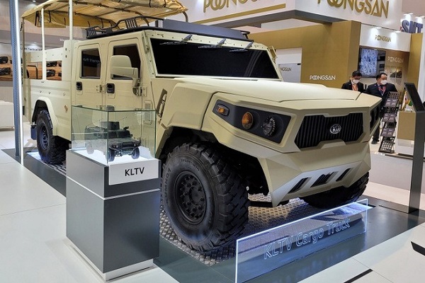 Mẫu xe quân sự mới do Kia sản xuất đã có phiên bản tiêu chuẩn 4 chỗ ngồi và biến thể trục cơ sở kéo dài phù hợp cho việc chở hàng, ngoại hình vô cùng hầm hố. 